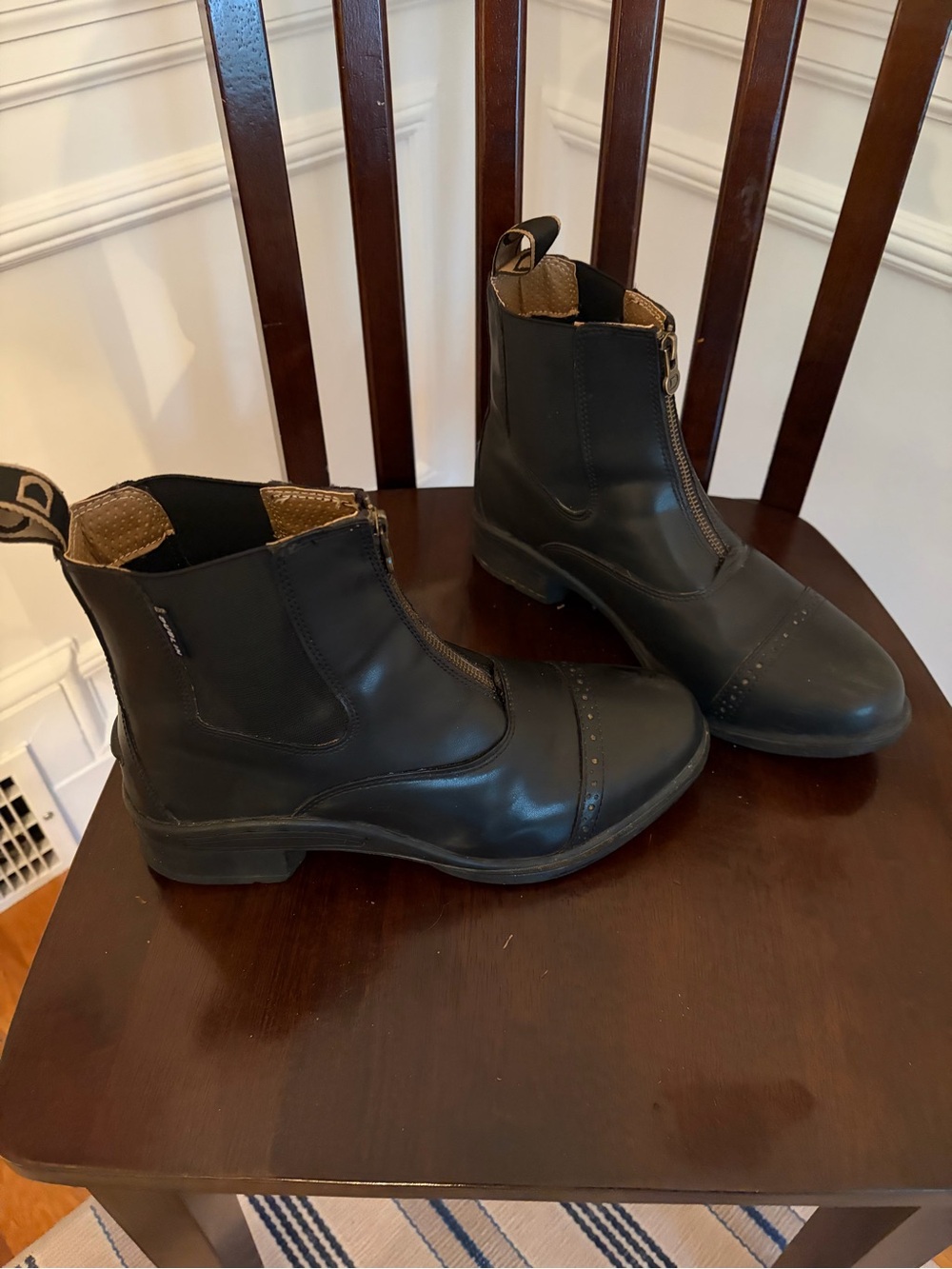 Women’s Black Zip-Front Chelsea Boots - Classic Equestrian Style